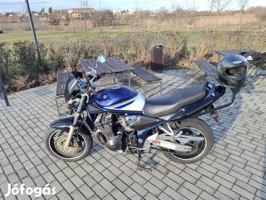 Eladó 1 db. Suzuki GSF 1200 motor kék színben. 