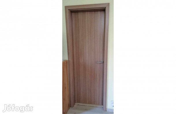 Eladó 1 db beltéri ajtótok és 2 db beltéri ajtólap