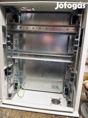 Eladó 1 db használt Hager Orion Plus falra szerelhető kapcsolószekrény