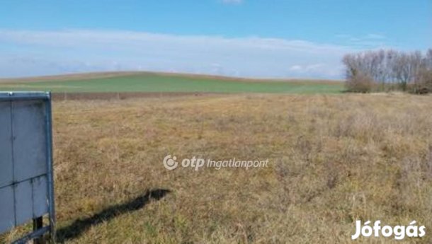 Eladó 1 nm-es telek Kup