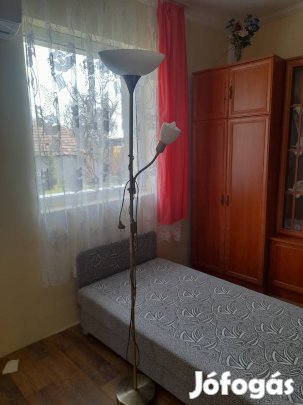 Elado 1 személyes heverő lámpával együtt