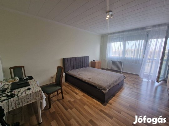 Eladó 1 szobás erkélyes lakás szigetelt házban a Kossuthon