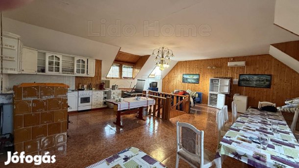 Eladó 200 m2-es tetőtéri NYARALÓ Balatonmáriafürdőn.