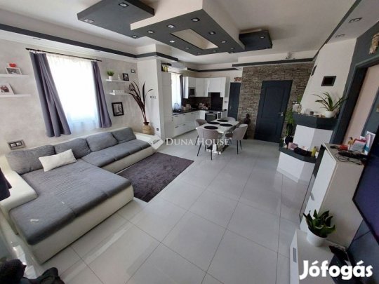 Eladó 200 nm-es ház Székesfehérvár