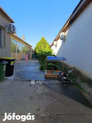 Eladó 200 nm-es ház Újpetre