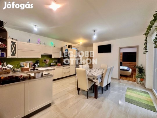 Eladó 2023-ban belül teljeskörűen felújított családi ház Cegléden