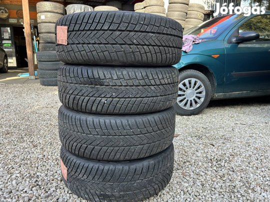 Eladó 205/55 r17 Vredestein téli gumi szett!