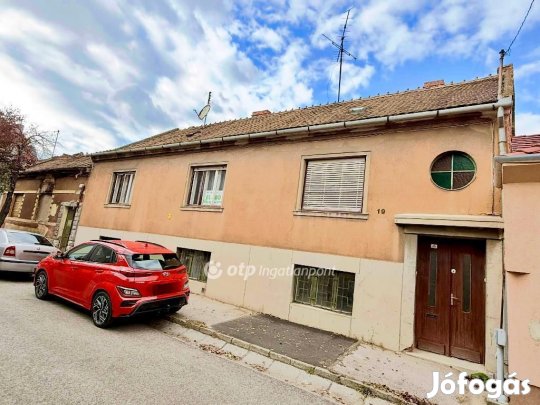 Eladó 206 nm-es ház Pécs