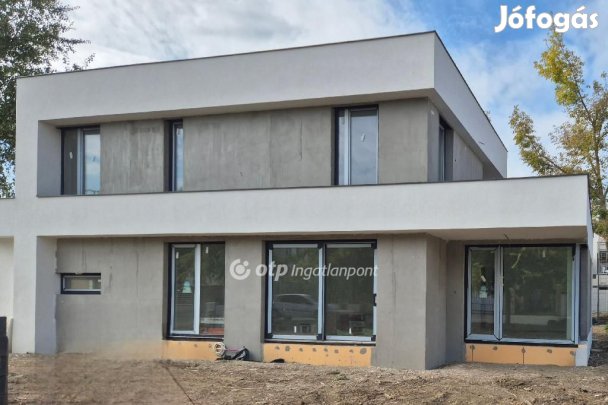 Eladó 207 nm-es ház Szeged