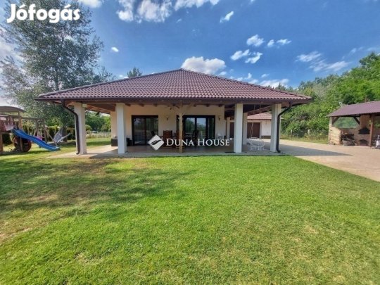 Eladó 210 nm-es ház Paks