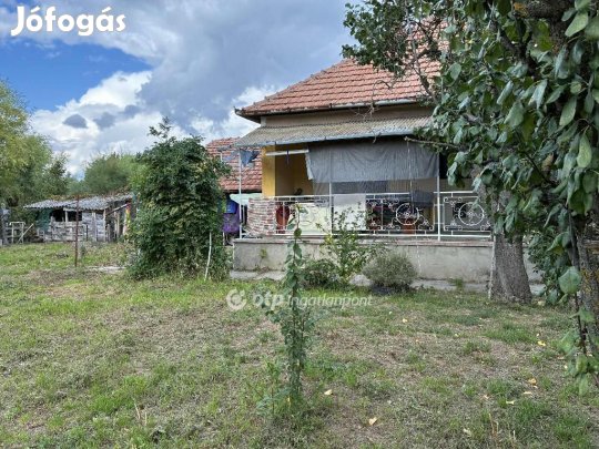 Eladó 2153 nm-es ház Sarkad