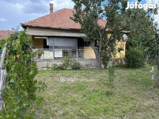 Eladó 2153 nm-es ház Sarkad