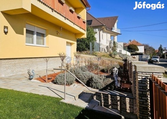 Eladó 215 nm-es ház Pécs