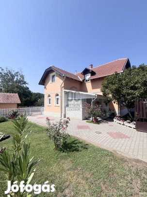 Eladó 220 nm-es ház Ceglédbercel