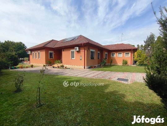 Eladó 220 nm-es ház Kápolnásnyék
