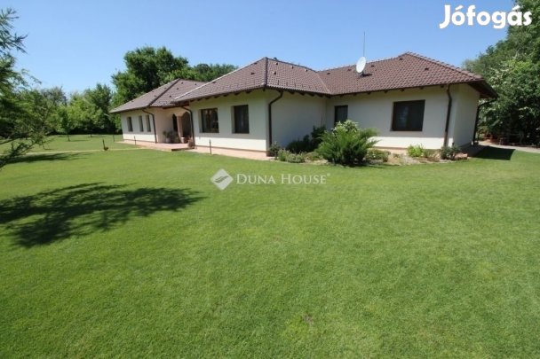 Eladó 220 nm-es ház Kecskemét