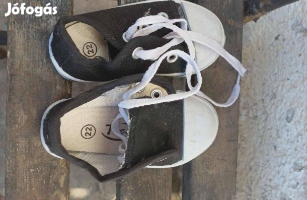 Eladó 22es tornacipő