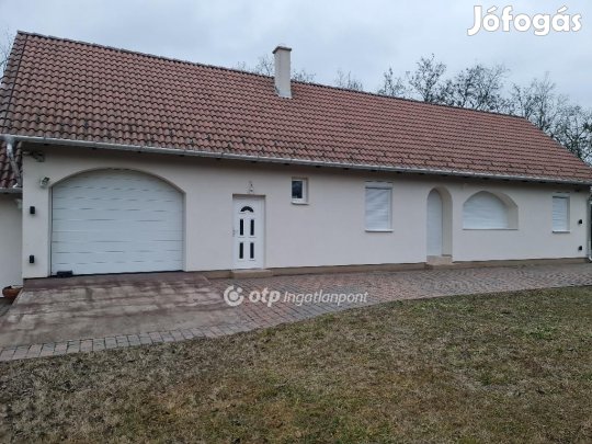 Eladó 230 nm-es ház Bugyi