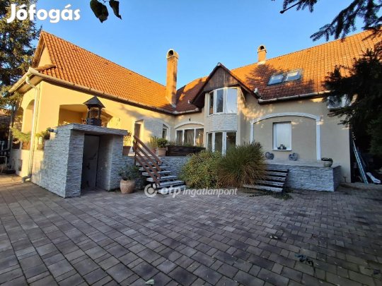 Eladó 232 nm-es ház Balassagyarmat