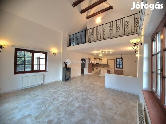 Eladó 236 nm-es ház Üröm