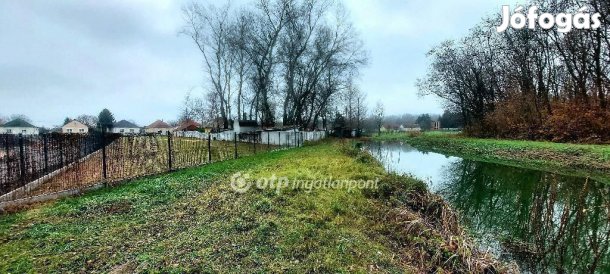 Eladó 2380 nm-es telek Győrzámoly