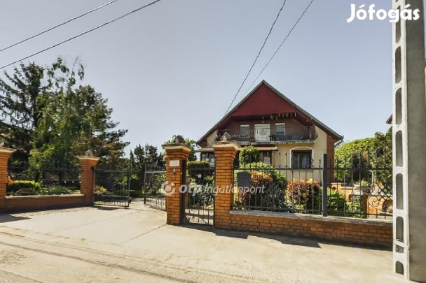 Eladó 240 nm-es ház Cegléd