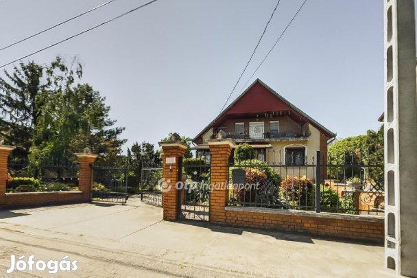 Eladó 240 nm-es ház Cegléd