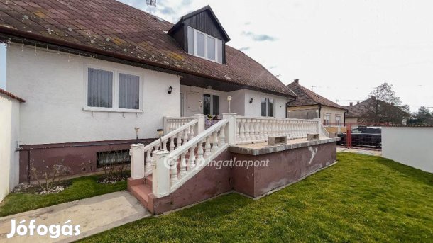 Eladó 240 nm-es ház Halászi