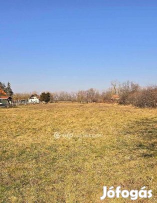 Eladó 2423 nm-es telek Győr