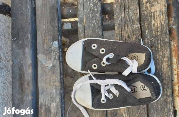 Eladó 24 es tornacipő