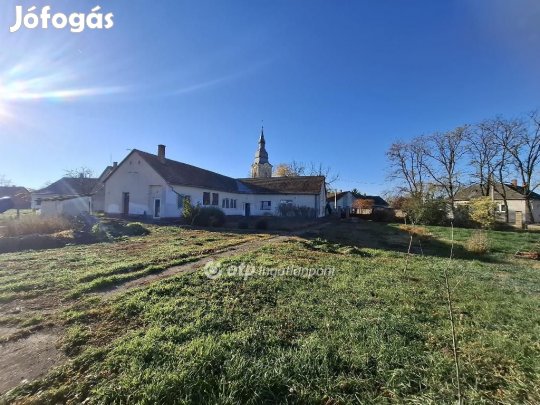 Eladó 250 nm-es ház Hencida