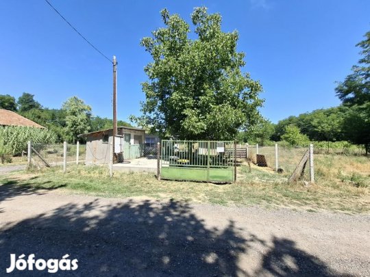 Eladó 2525 nm-es telek Albertirsa