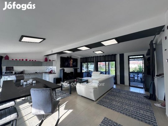 Eladó 252 nm-es ház Szentlőrinckáta