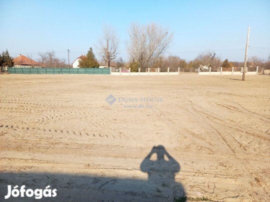 Eladó 2564 nm-es telek Kecskemét