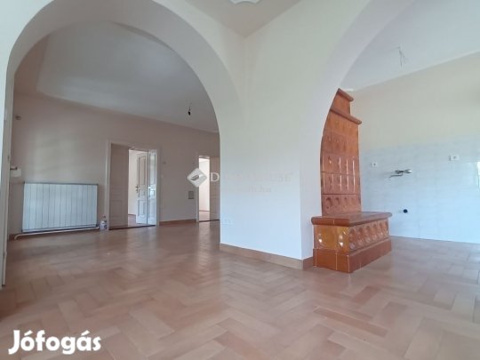 Eladó 260 nm-es ház Kecskemét