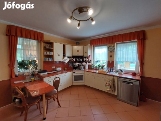 Eladó 260 nm-es ház Székesfehérvár