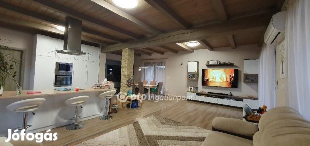 Eladó 261 nm-es ház Paks