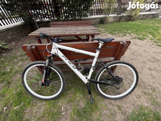 Eladó 26" MTB kerékpár - működőképes, sok extrával + alkatrészekkel