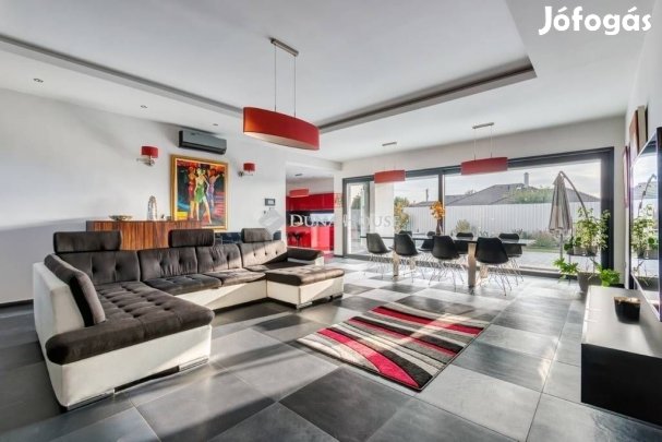 Eladó 270 nm-es ház Dabas