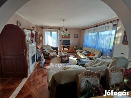 Eladó 280 nm-es ház Komló