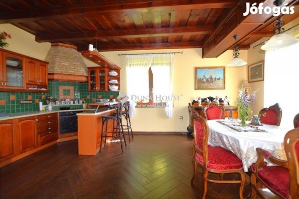 Eladó 280 nm-es ház Siófok