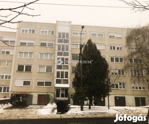 Eladó 2. emeleti erkélyes lakás Gödöllő belvárosában