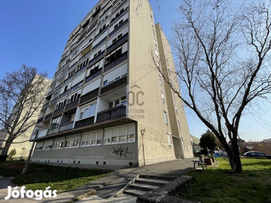 Eladó 2. emeleti lakás Gyöngyösön, a Mérges úton  két erkéllyel, kivá