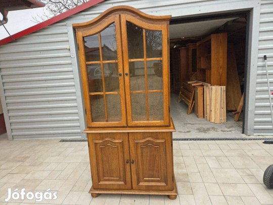 Eladó 2 db egyforma polcos Tölgy vitrines szekrény. Ár/ 1db