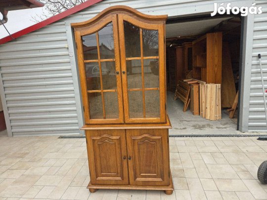 Eladó 2 db egyforma polcos Tölgy vitrines szekrény. Ár/ 1db