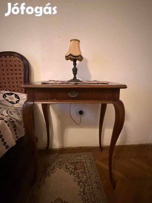 Eladó 2 db kiváló állapotú konzolasztal