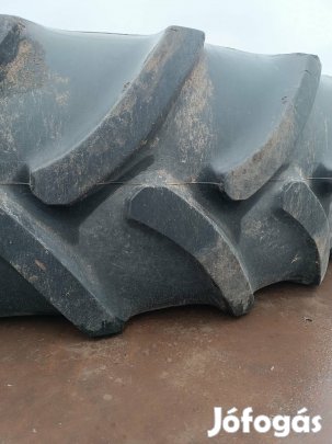 Eladó 2 db traktor hátsó gumi.