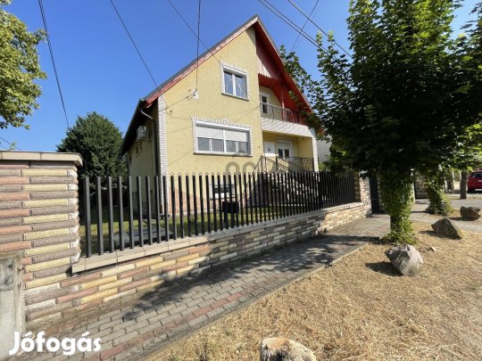Eladó 2 generációs Tégla építésű Családiház, hatalmas kerttel Fót közk
