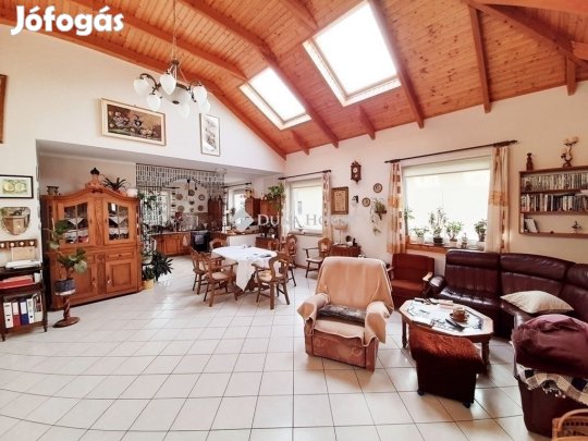 Eladó 2 szint, 6 szoba, 2 fürdő, családi ház, Veresegyház