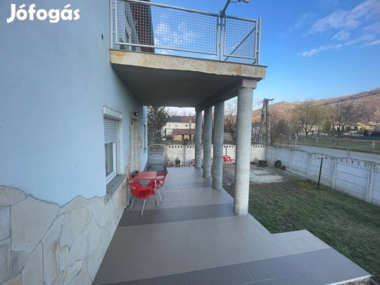 Eladó 2 szintes külön bejárattal rendelkező családi ház!